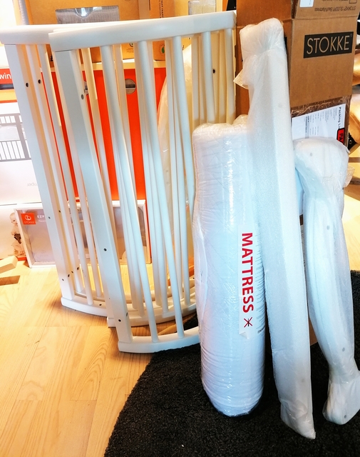 Stokke Mini+Sleepi seng i en